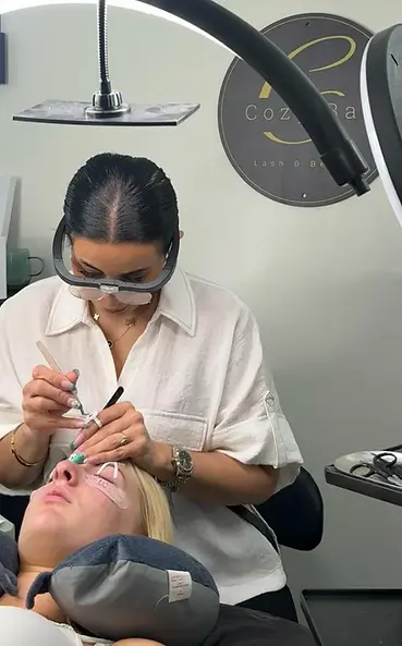 Cozy Lash Bar expert applying premium eyelash extension for a Balwyn client in the Kew salon suite.