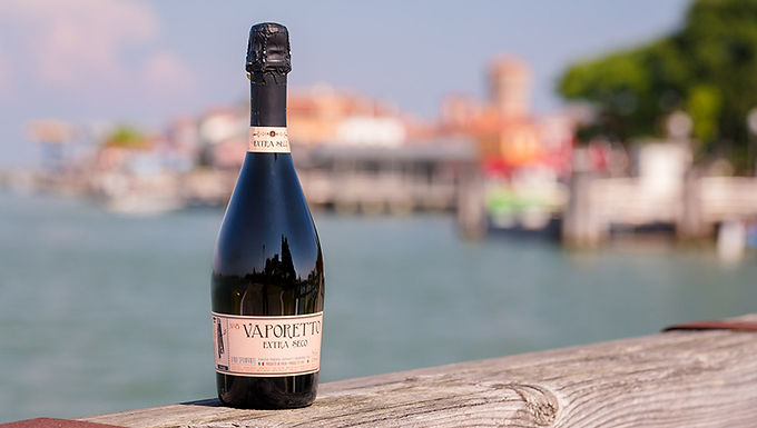 Prosecco net, fringant et régulier. Bulles fines, fruit croquant, grand pouvoir de désaltération.