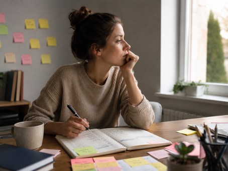 Personne réfléchissant devant un carnet illustrant le besoin de tout contrôler et la difficulté à lâcher prise