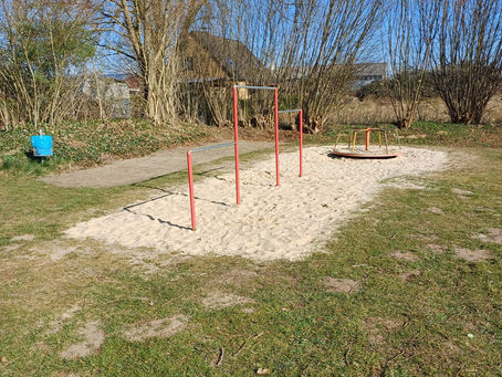 Neuer Fallschutzsand auf dem Spielplatz