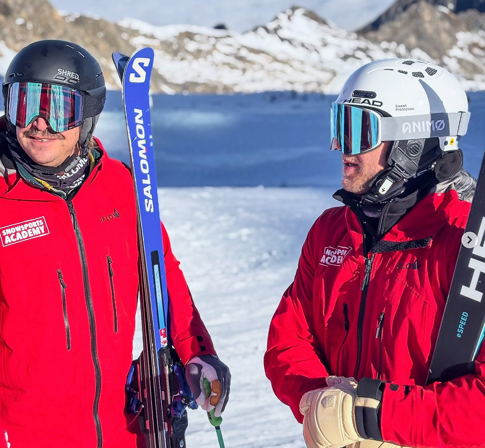 Instructors Christian Pessl and Yannick Gal enjoying the great weather and excellent slope conditions at the Kitzsteinhorn.