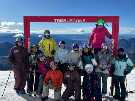 Beim diesjährigen Women’s Summit in Treble Cone und Cardrona waren über 50 Frauen aus der internationalen Schneesportwelt dabei. Besonders erfreulich: Mit Johanna Sperrer, Ausbilderin der Snowsports Academy, war auch Österreich vertreten. Sie nutzte die Gelegenheit, neue Trainingsansätze kennenzulernen, internationale Kontakte zu knüpfen und die Academy auf diesem inspirierenden Event sichtbar zu machen.