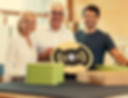 Familie Pechhacker mit einem MFT Balance Board in der Werkstatt in Niederösterreich