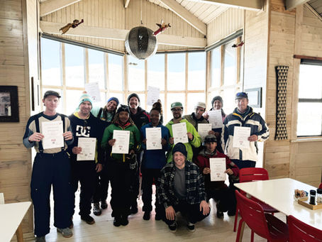 Die Snowsports Academy hat erstmals eine Skilehrerausbildung im Süden Afrikas durchgeführt. Im Skiresort Afriski im Königreich Lesotho, auf 3.000 Metern Seehöhe, wurden Teilnehmerinnen und Teilnehmer nach dem österreichischen Skilehrplan ausgebildet. Mit diesem Projekt setzt die Akademie ein klares Zeichen für die internationale Ausrichtung der Skilehrerausbildung.