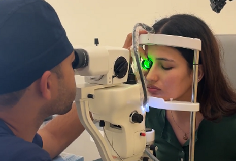 Dr. Mayank Bansal performing laser retinopexy in a clinic ( Claritas Eye & Retina Institute )
