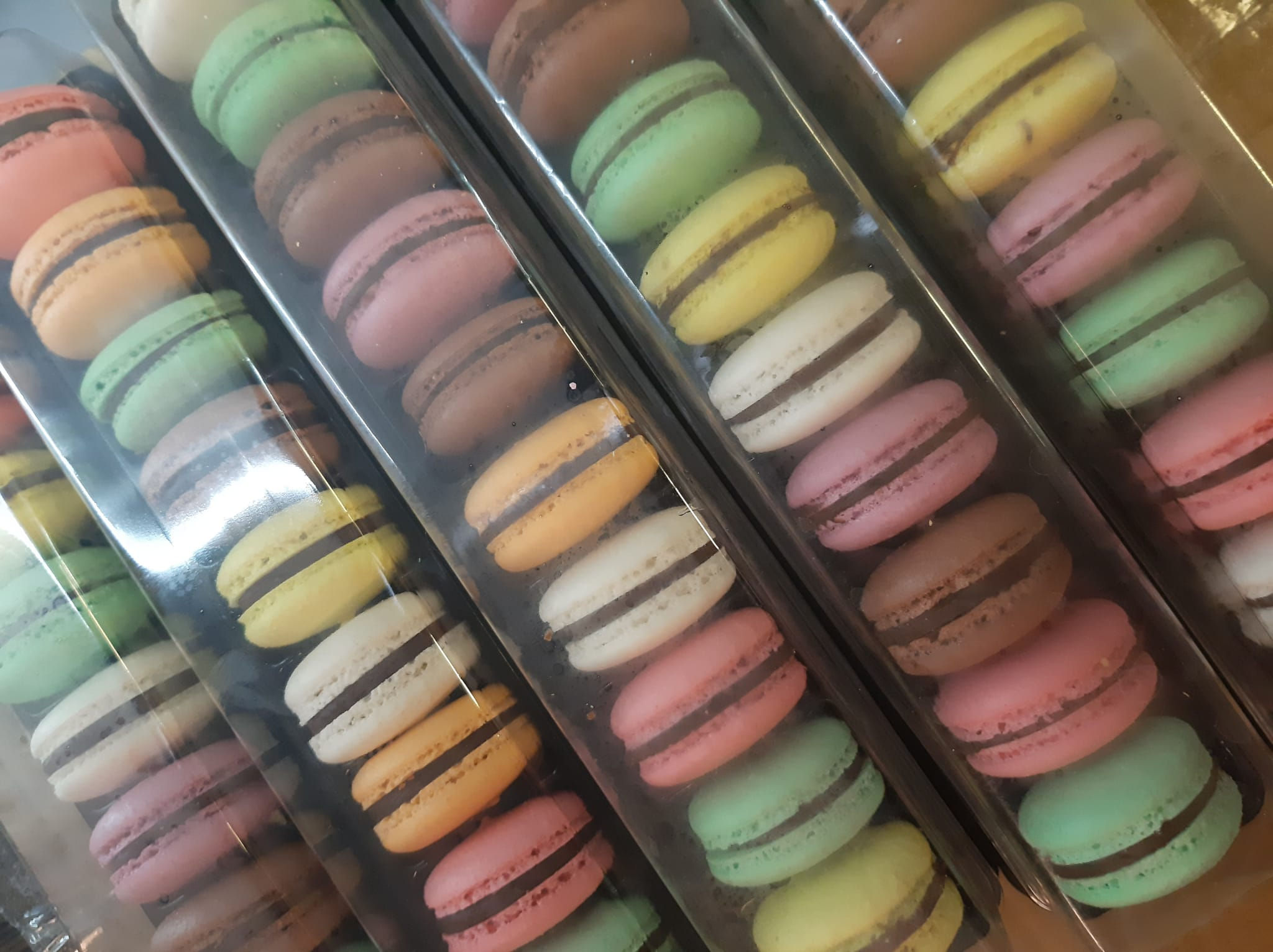 עוגיות מקרונים 10 יחידות בקופסא פרווה