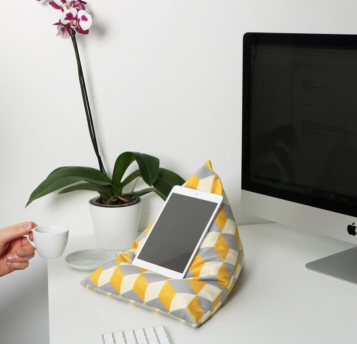 RR381 - iPad/iPhone Cushion