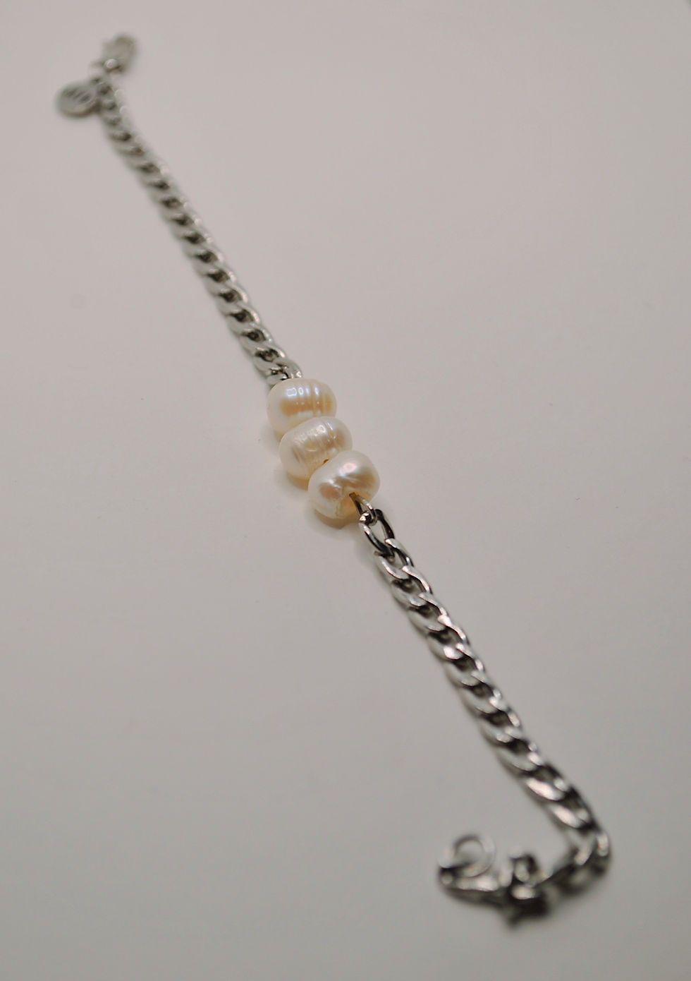 Detal trzech pereł barokowych w bransoletce CUBAN TRIPLE PEARL STEEL.