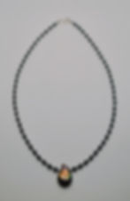 Widok produktu CZARNY NASZYJNIK Z PERŁĄ LATO RAW GALAXY ukazujący pełną kompozycję hematytu i perły.