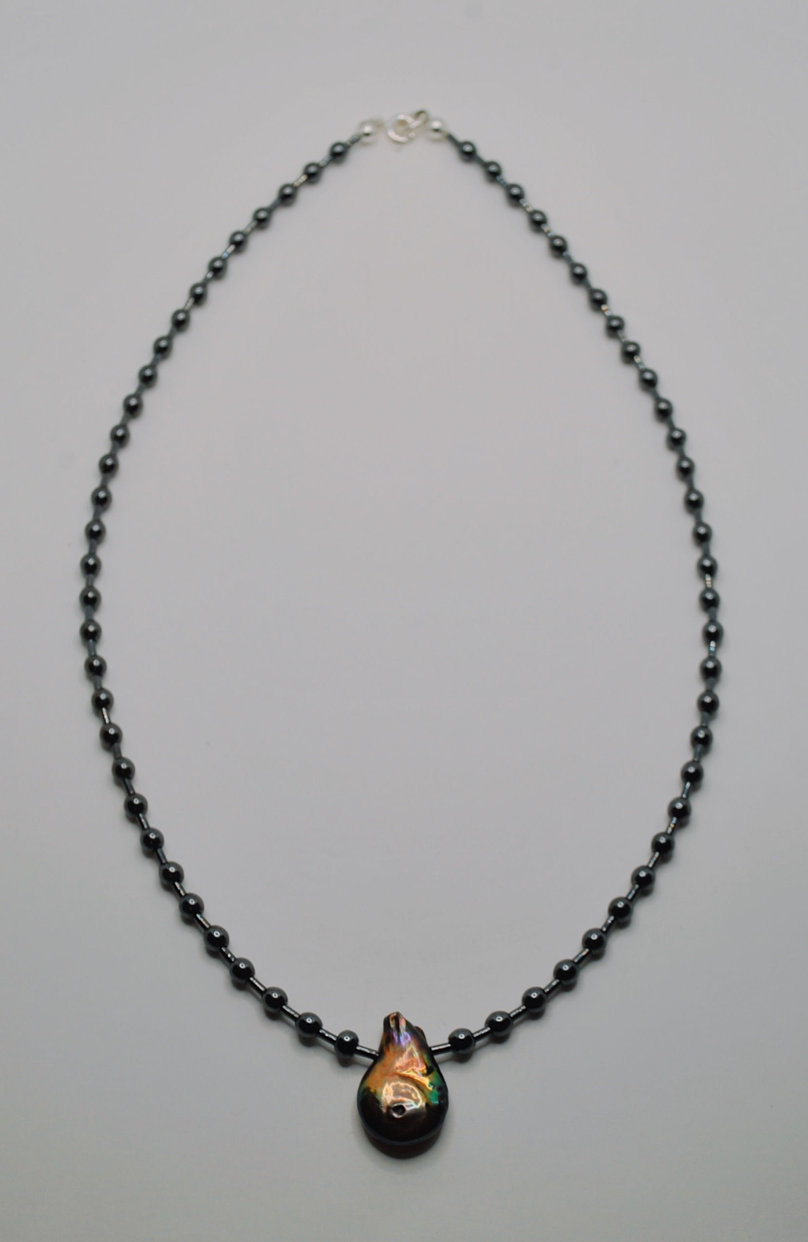 Widok produktu CZARNY NASZYJNIK Z PERŁĄ LATO RAW GALAXY ukazujący pełną kompozycję hematytu i perły.