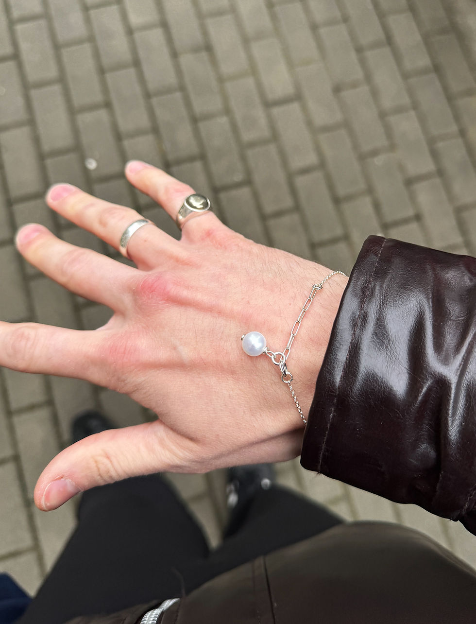 Detal ręcznego splotu i naturalnej perły w bransoletce SREBRNA BRANSOLETKA RAW LINK PEARL.