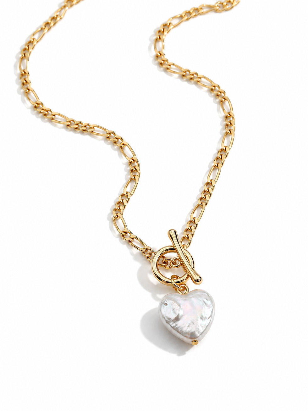 Modernistyczna biżuteria Gold Filled z naturalną, nieregularną perłą słodkowodną na jasnym tle.