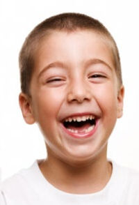 Imagem de um menino sentindo alegria.