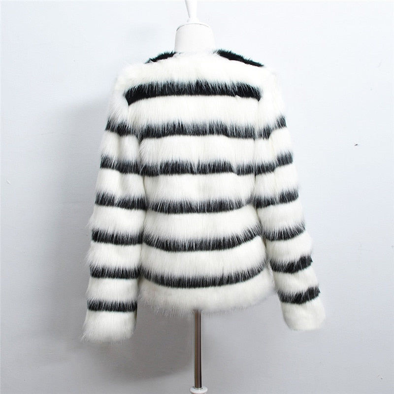 Miniatyrbilde: Winter Black and White Striped Faux Fur Coat Fur Coats Women