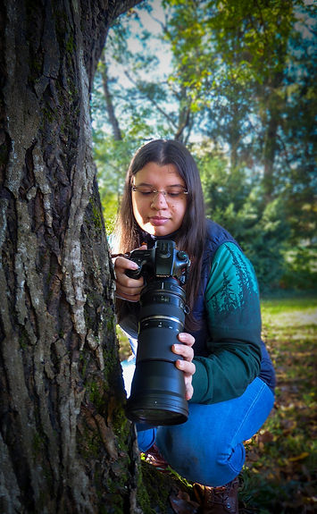 eine junge Frau betrachtet den Display ihrer Kamera