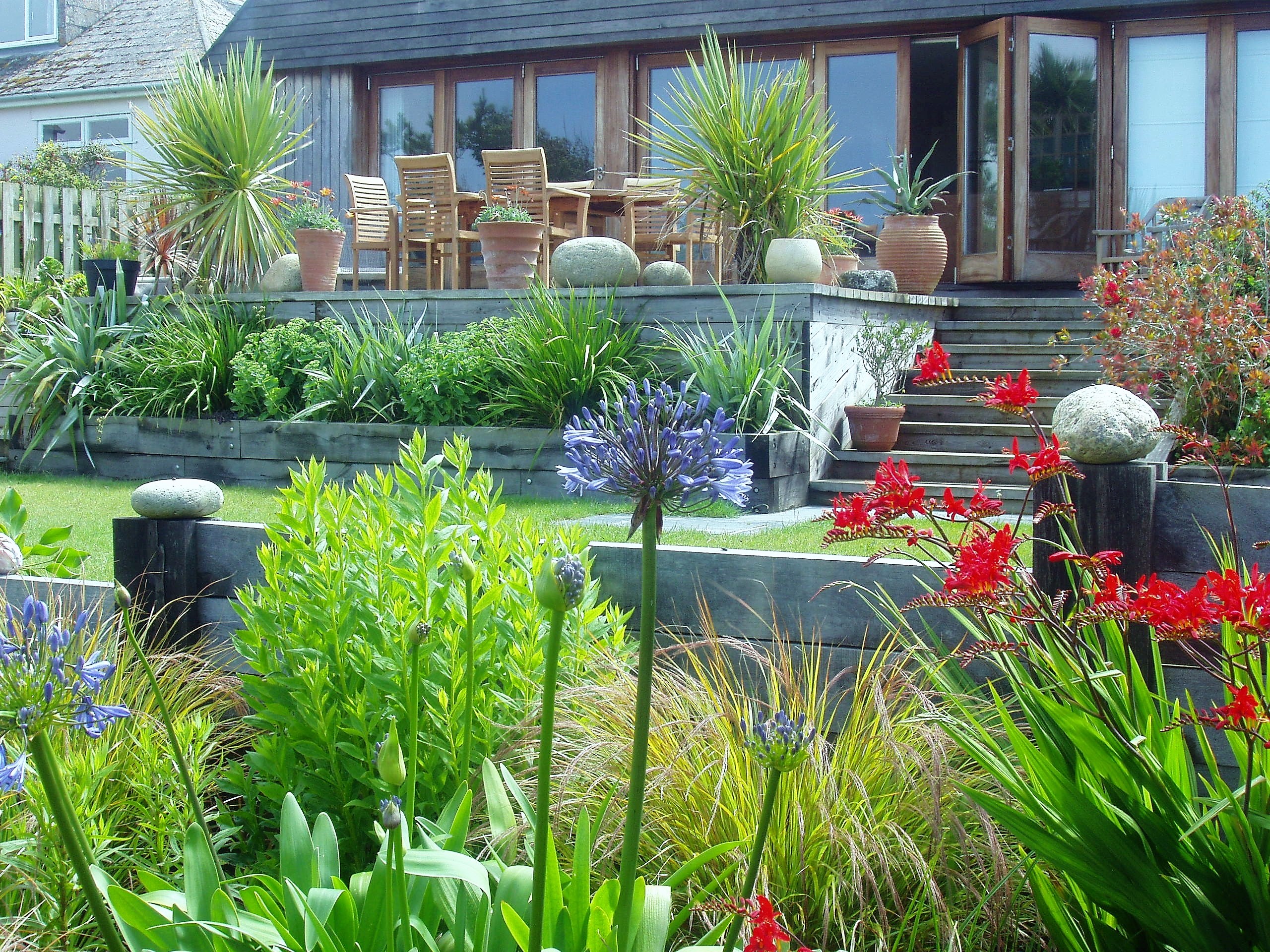 Small fence inside the wall. Лорн хэнкок ландшафтный дизайнер. Дендра парк японский сад. Hard garden. Япония тенистый парк.