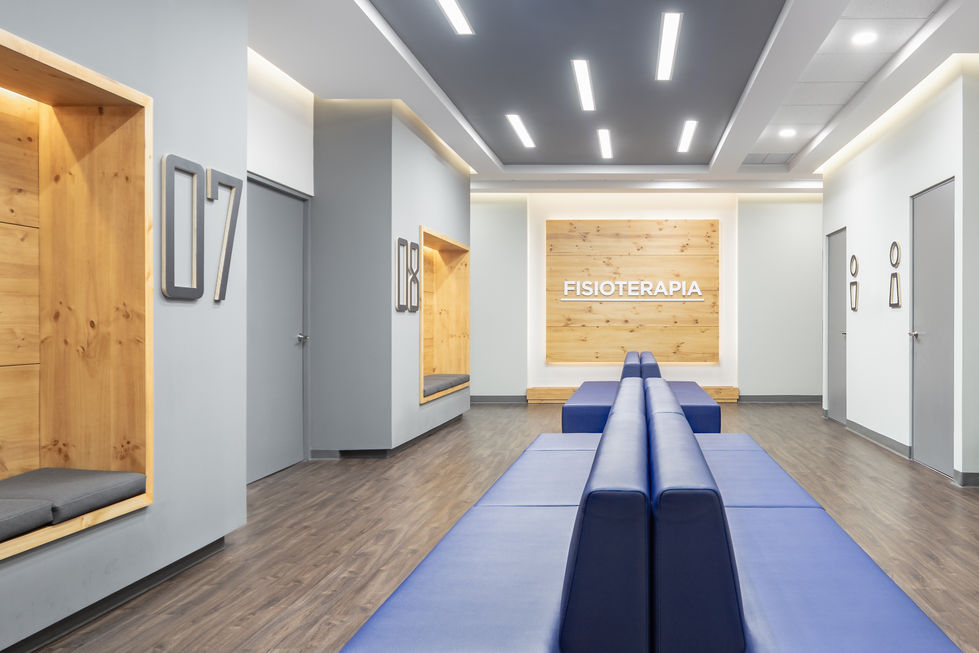 Modern waiting area with the numbers 07 and 08, and the word FISIOTERAPIA.