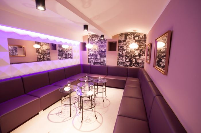 No, no es el privado de un putero sino el lounge de Greg & Tom Party Hostel