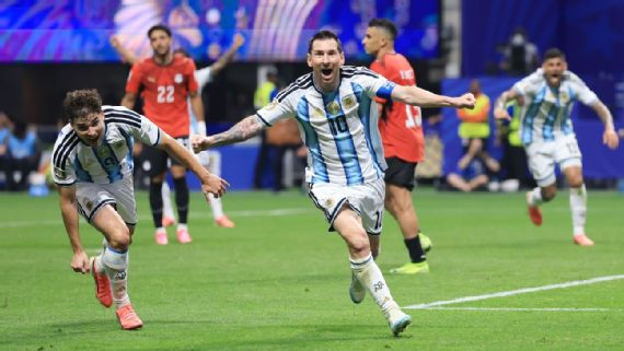 Messi comemora o gol de empate contra o Egito - Foto: Elsa/Getty Images
