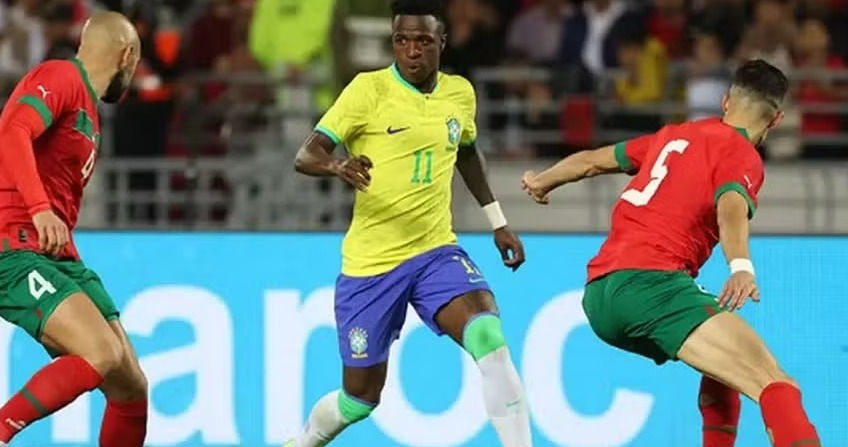Na estreia, 1 a 1 contra Marrocos com gol de Vinícius Júnior - Foto: AFP (dez.2025)