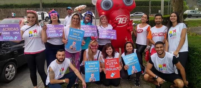 Em ação de coleta nos semáforos de Curitiba, voluntários arrecadam recursos para assistência de cria
