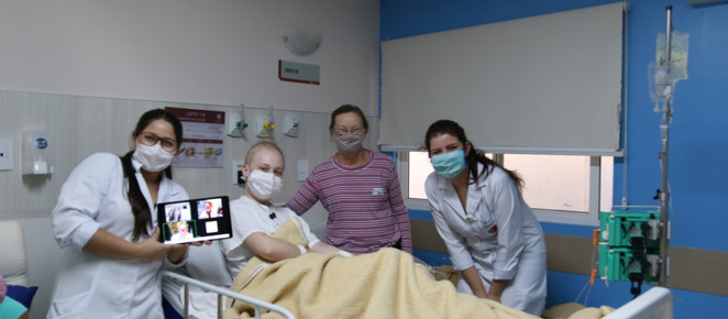 Por meio de videochamadas, grupo de palhaçaria profissional amplia área de atuação e chega a hospita