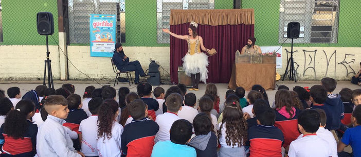 No mês dos pais, Programa Guritiba leva famílias para assistir espetáculo teatral pela primeira vez