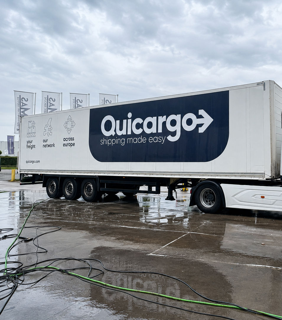 Mobiele reiniging van bedrijfswagens zoals deze Quicargo vrachtwagen.