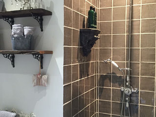 Rustic En-suite bathroom