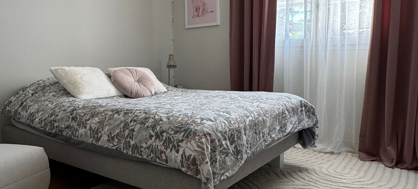 chambre adolescente tapis lit coiffeuse rideaux velours décoration lumière