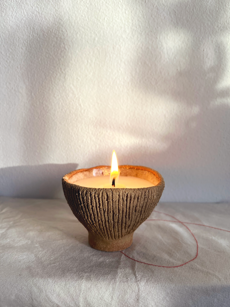 Miniatura: Svíčka z bílého včelího vosku v keramickém kalíšku