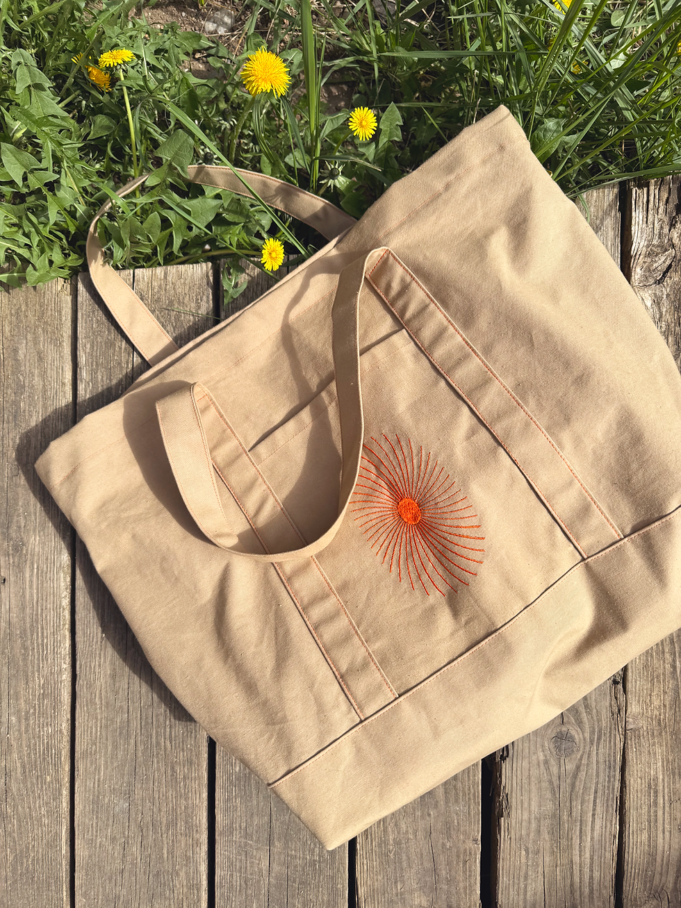 Miniatura: Béžová tote bag z pevného bavlněného plátna s výšivkou slunce.