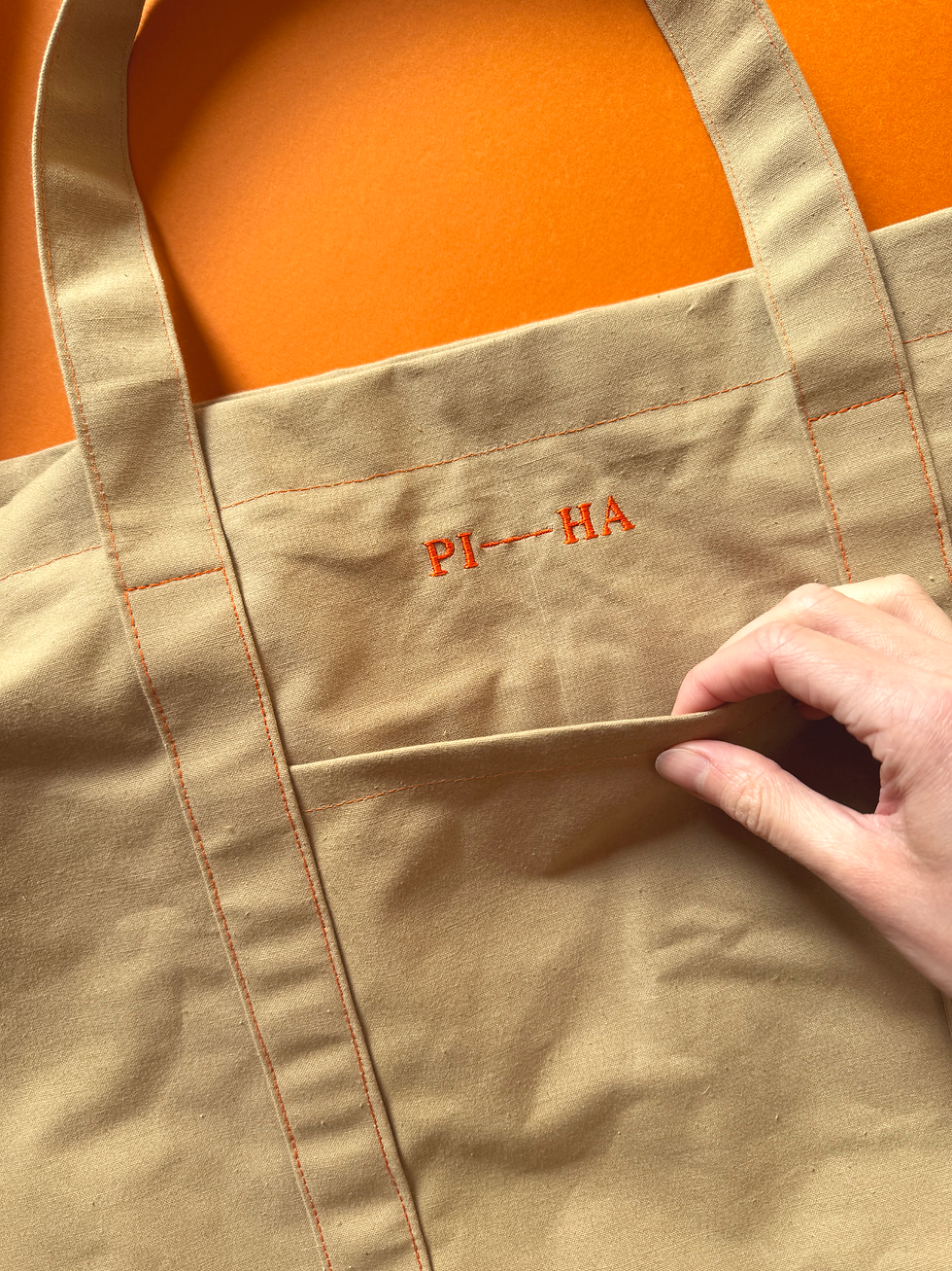 Miniatura: Béžová tote bag z pevného bavlněného plátna s výšivkou slunce. Výšivka na tašce je v kontrastní barvě.