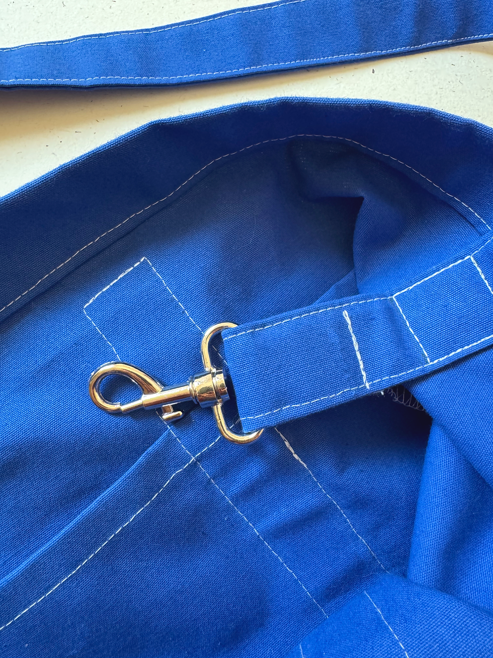 Miniatura: Modrá tote bag z pevného bavlněného plátna s výšivkou slunce. Taška má uvnitř karabinu na klíče.