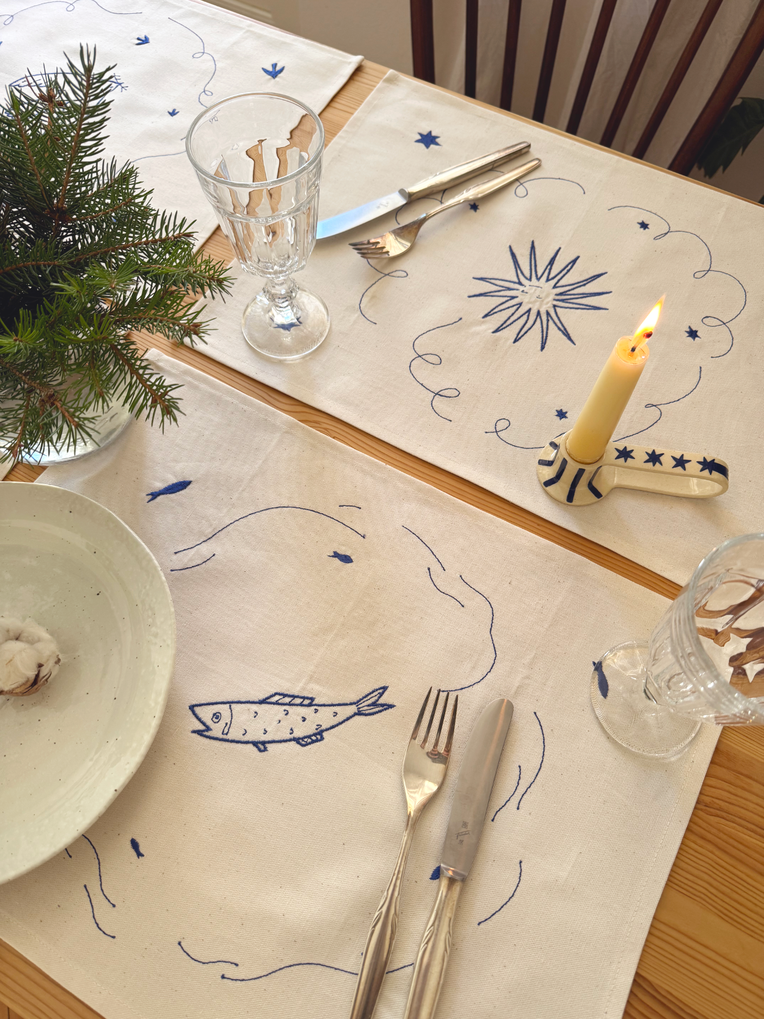 Prostírání s modrou výšivkou