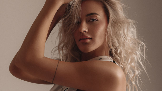TANgerine purškiamo įdegio rezultatas - modelis su tolygiai bronzine oda
