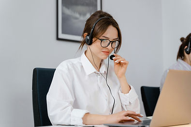 Notre gestionnaire en train de prendre un appel d'un bailleur pour lui apporter assistance dans sa gestion locative