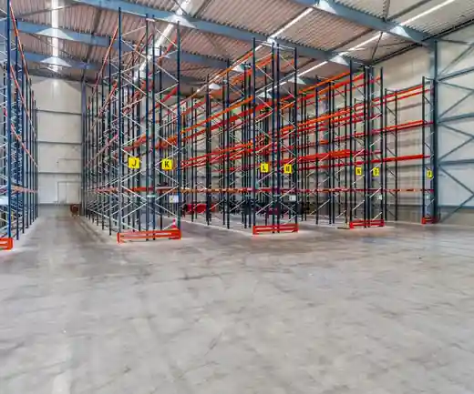 Overzicht van de hal met hoge palletstellingen
