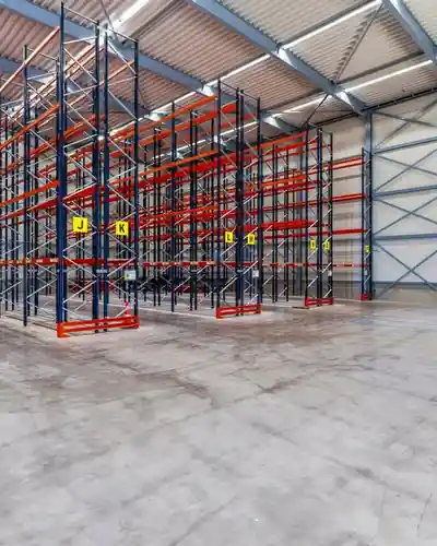 Rijen palletstellingen met gangletters