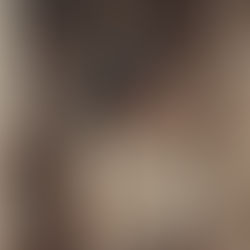 Une jeune femme au bord d'une fenêtre. Elle porte une chemise jaune claire avec des petis points verts. Elle a les cheveux noirs, on la voit de profil et elle regarde au loin.
