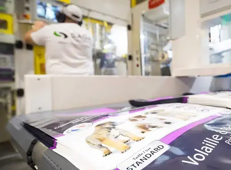 un sac de croquette vu dans l'usine de fabrication "SAGA NUTRITION"