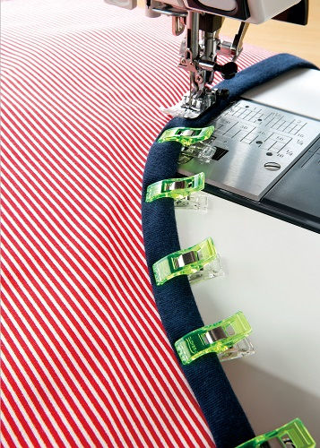 Miniature : tissu maintenu avec des pinces prodige sur la machine à coudre