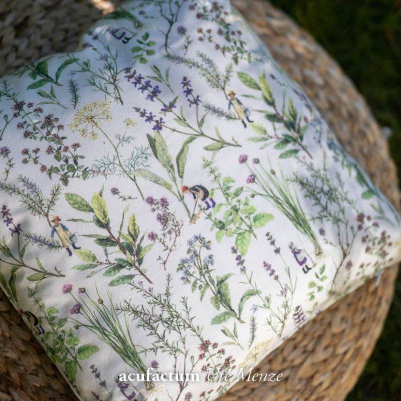 Miniature : Coussin en tissu montrant des herbes aromatiques et des petits enfants