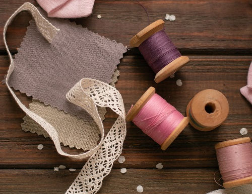 C'est dit " Je vais apprendre à coudre "