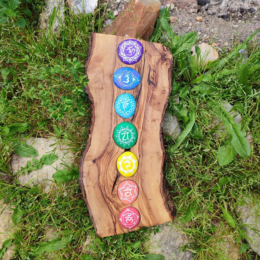 Totem dos 7 Chakras – Madeira de Oliveira & Pedras do Rio