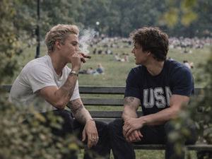 Vanille, regards lourds… et zéro subtilité