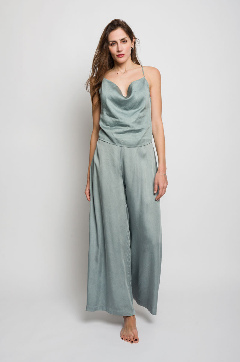 Μικρογραφία: Lotus fabric trousers are the epitome of luxury and eco-consciousness in our collection.