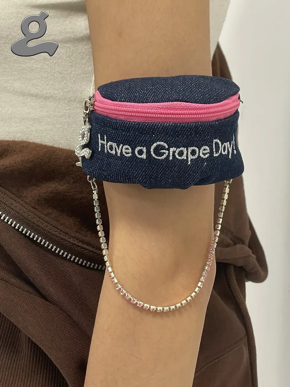 サムネイル： GRAPE / SLOGAN CHAIN WRIST BAG / BLUE