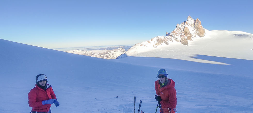 en arrière plan l'aiguille du midi et l'arête des cosmiques à Chamonix Mont Blanc
