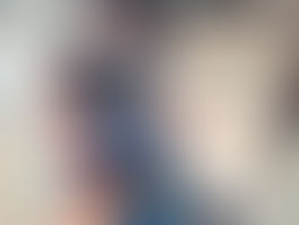 criança segurando moldura com fotografia